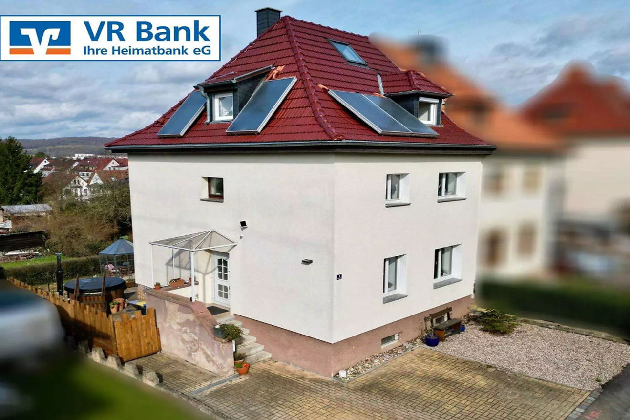 Straßen- und Seitenansicht DHH in Eisenach am Wartenberg