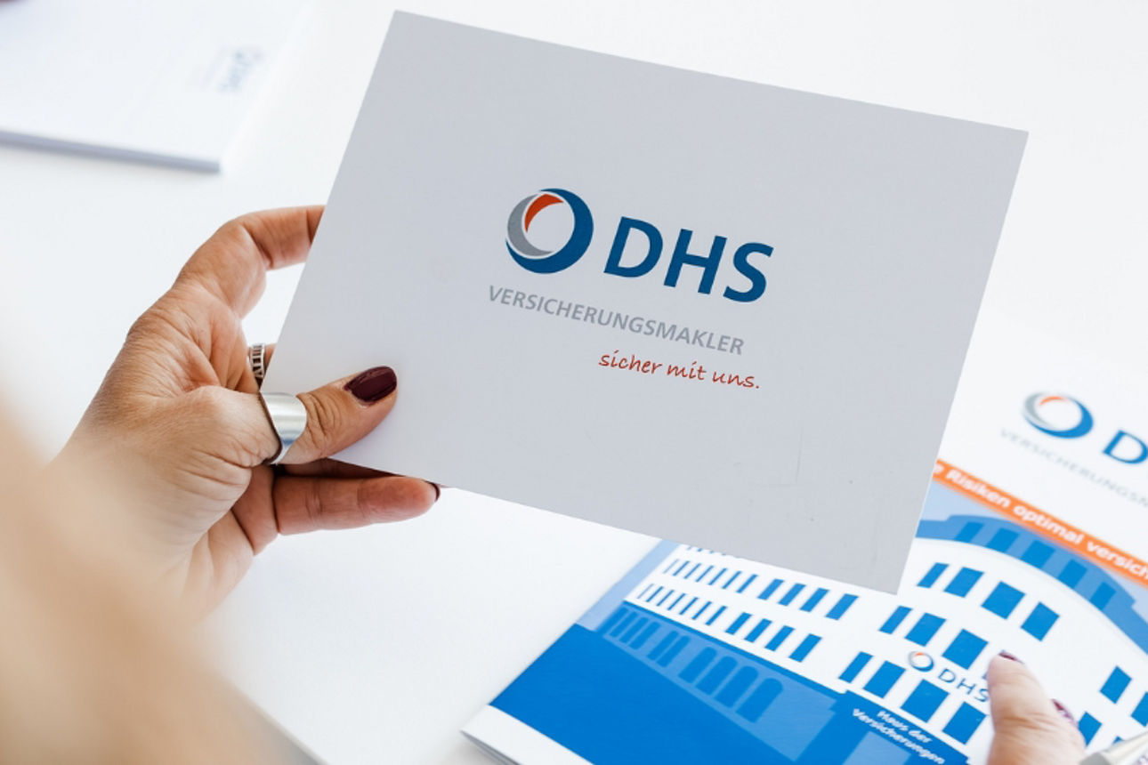 DHS Logo auf einer Broschüre des ungebundenen Versicherungs­makler aus Braunschweig