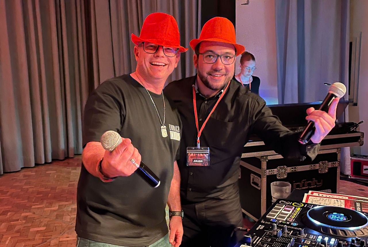 Zwei Männer an einem DJ Pult während einer Party