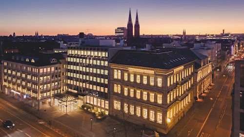 Hauptgeschäftsstelle der Wiesbadener Volksbank eG am Abend