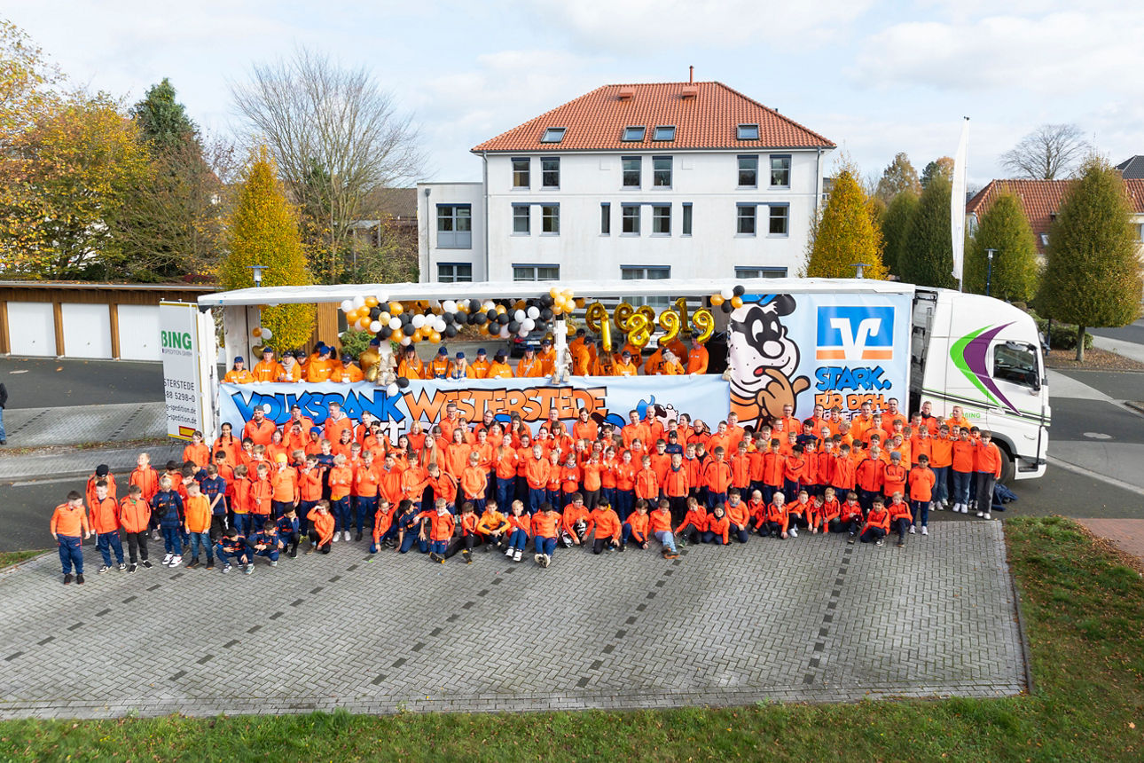 Gruppenbild JSG Westerstede und Volksbank Westerstede vor der Bank