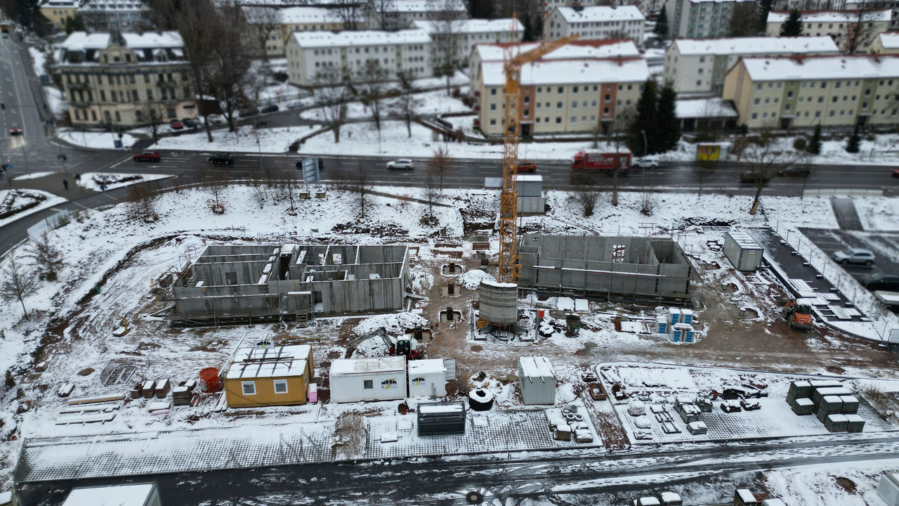 Drohnenaufnahme von der Schneebedeckten Baustelle