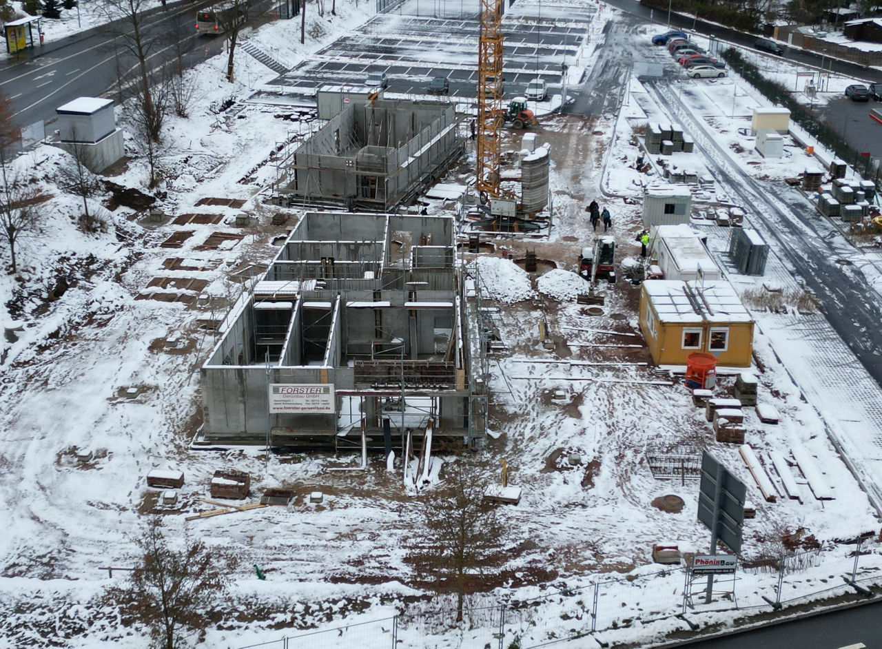 Drohnenaufnahme von der Schneebedeckten Baustelle