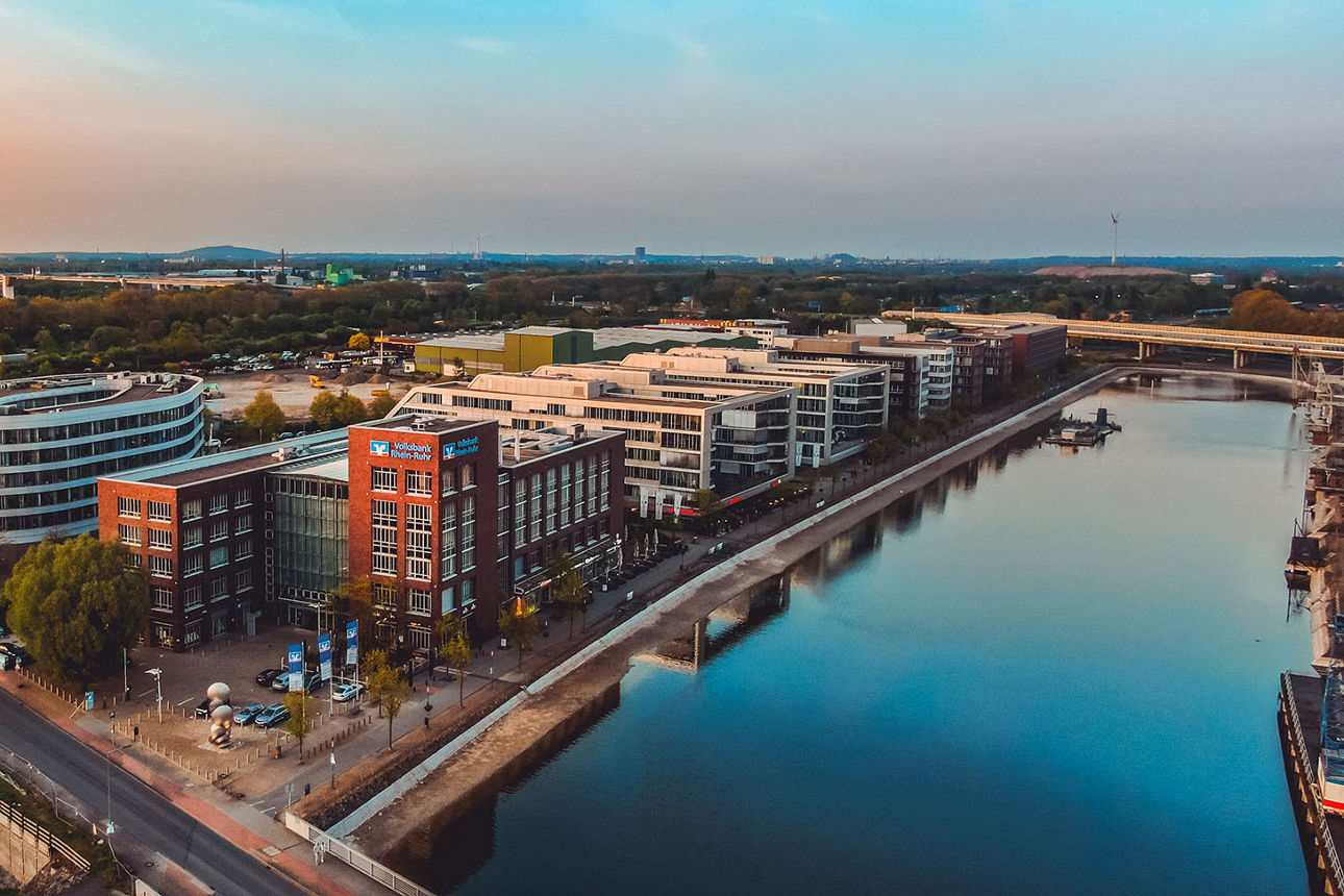 Hauptgebäude Rhein Ruhr am Innenhafen 
