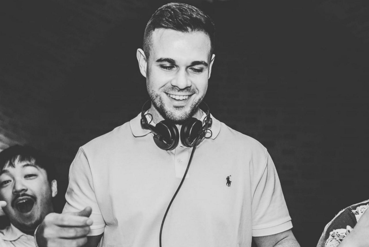 Schwarz-Weiss-Bild von DJ Kaywe beim Auflegen von heißen Beats.