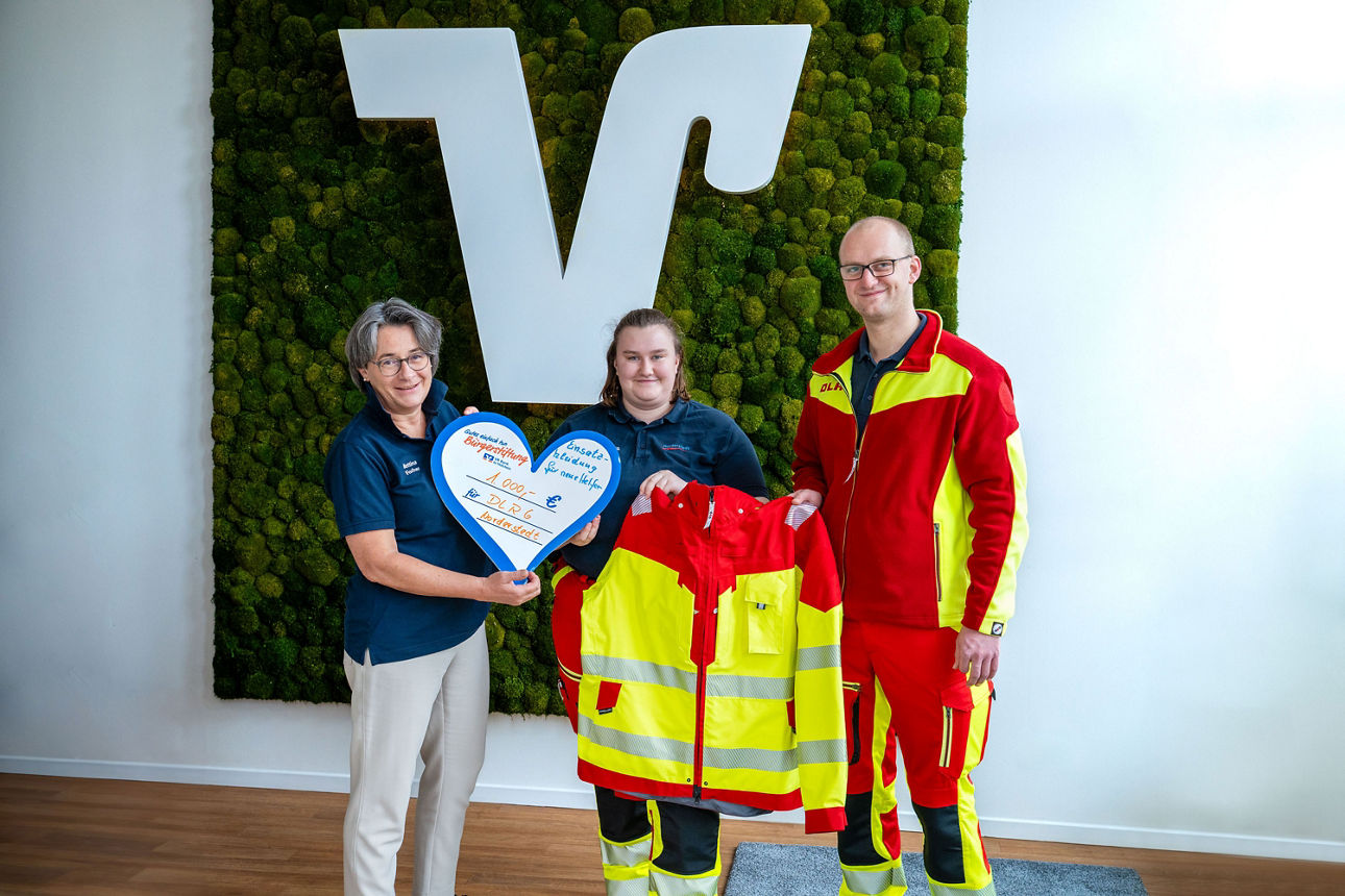 Spendenübergabe – DLRG Norderstedt präsentiert die neue Arbeitskleidung