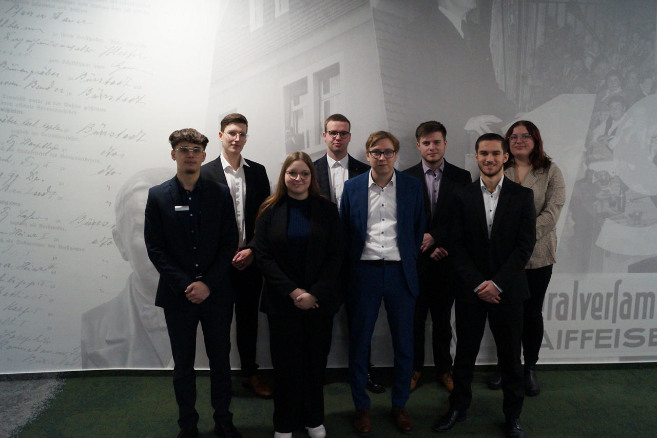 Die Auszubildenden der VR Bank Ried-Überwald stehen zusammen für ein Gruppenfoto