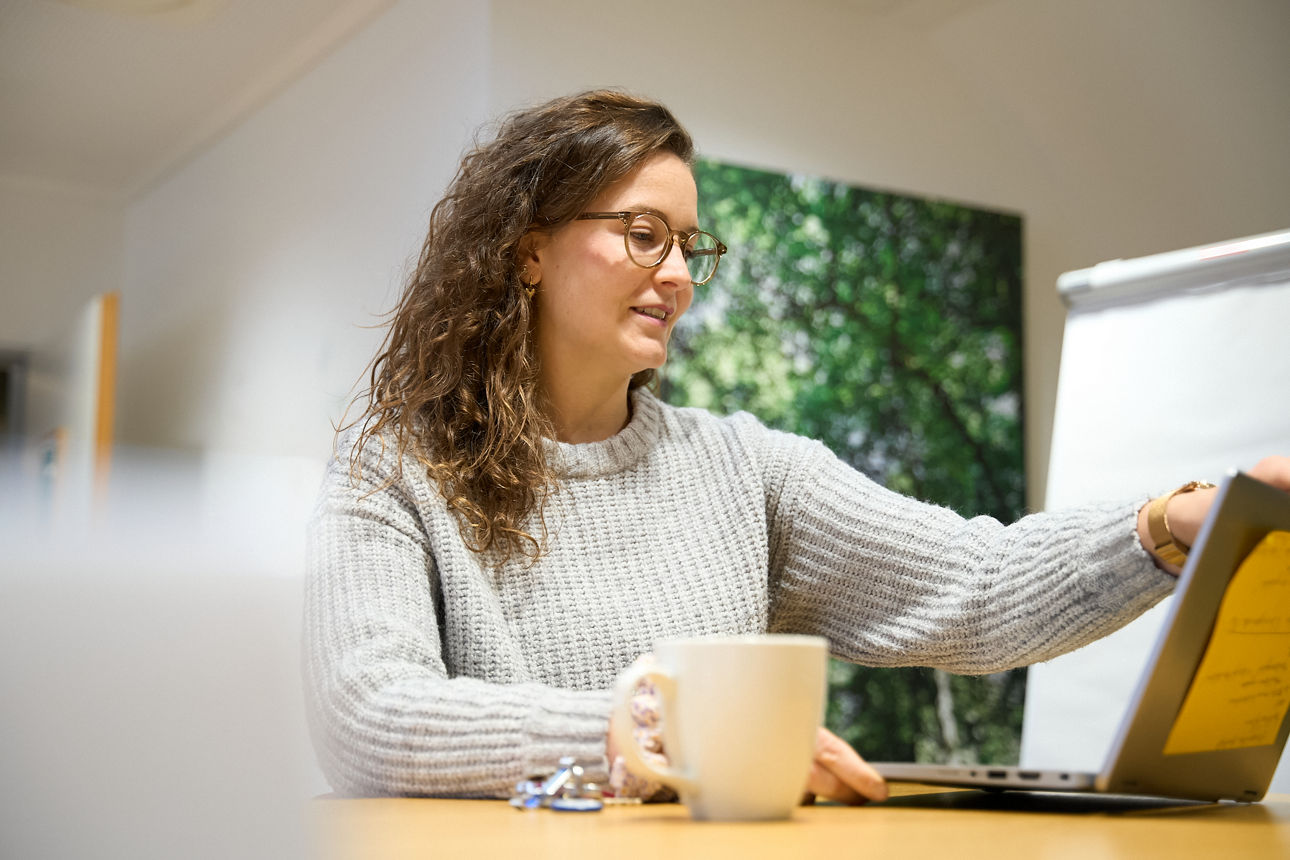Mitarbeiterin am Computer