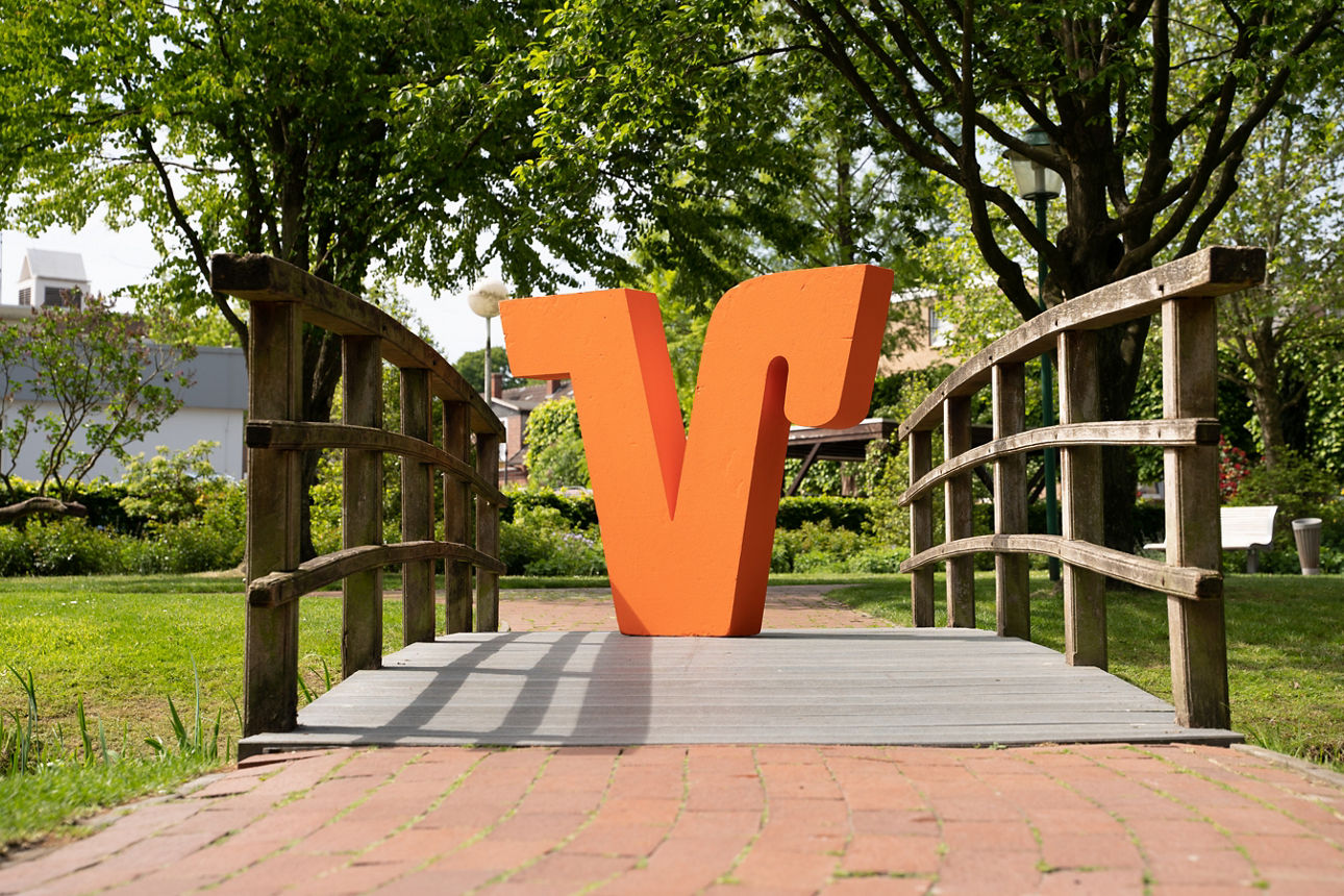 Volksbank V auf der einer Brücke 