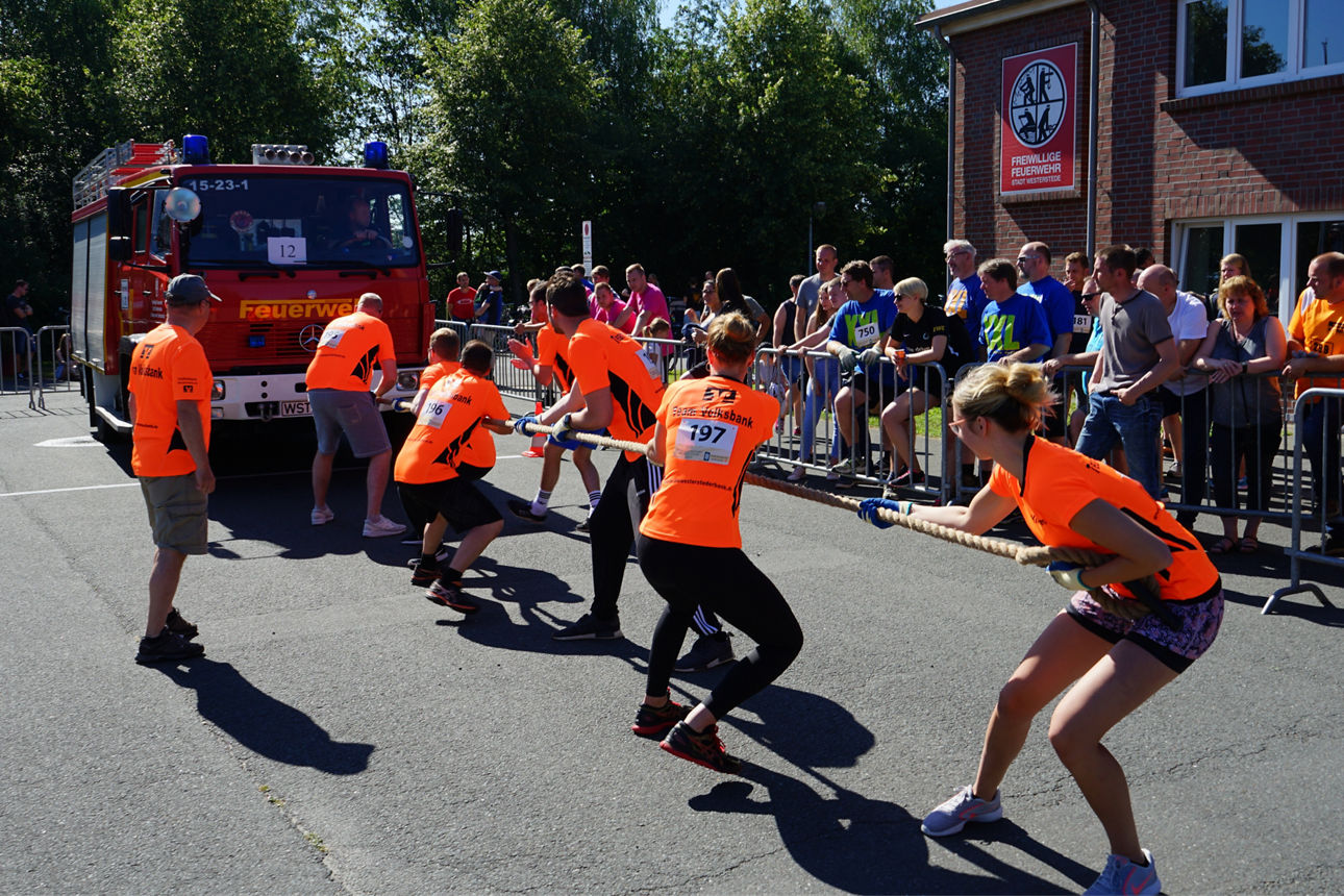 Volksbank Westerstede zieht einen Feuerwehrzug