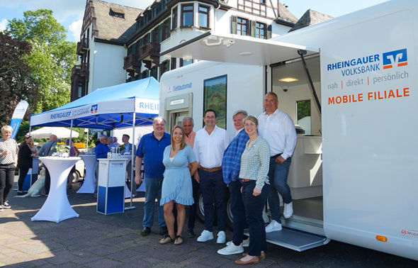 Es sind mehrere Personen vor der mobilen Filiale zu sehen