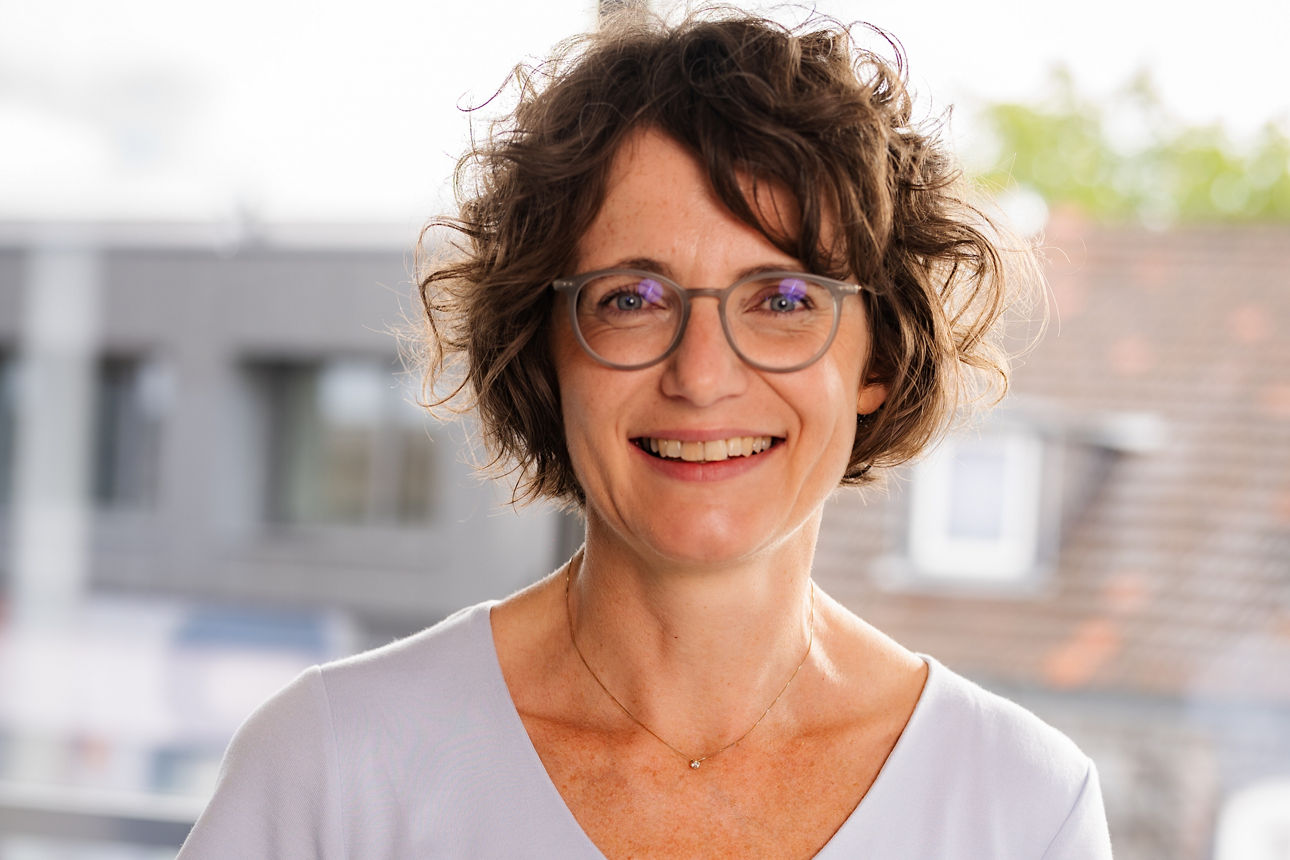 eine Frau im Casual Business Outfit - Mitarbeiter der VVB