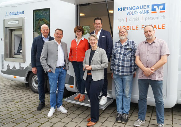 Es sind mehrere Personen vor der mobilen Filiale zu sehen
