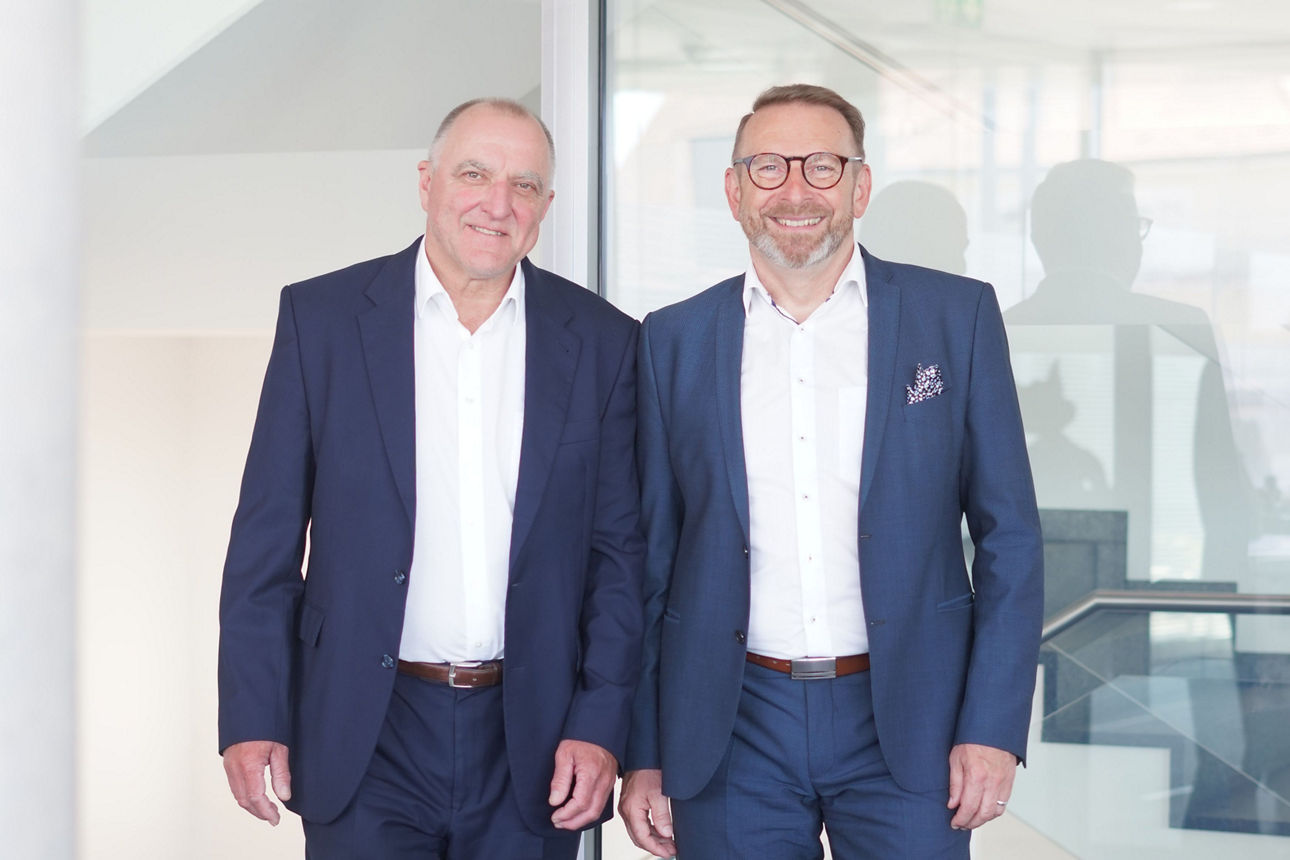 Ein Kind auf einer Wiese mit Alpakas