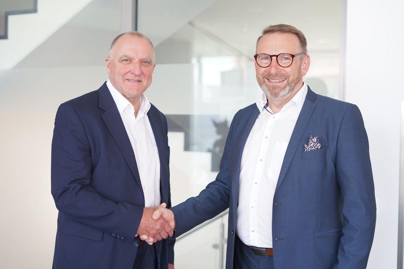 Lachende Gruppe von Kindern in Trikots mit dem Logo der Volksbanken Raiffeisenbanken