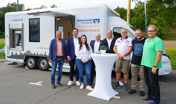 Es sind mehrere Personen vor der mobilen Filiale zu sehen