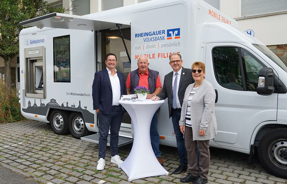 Es sind mehrere Personen vor der mobilen Filiale zu sehen