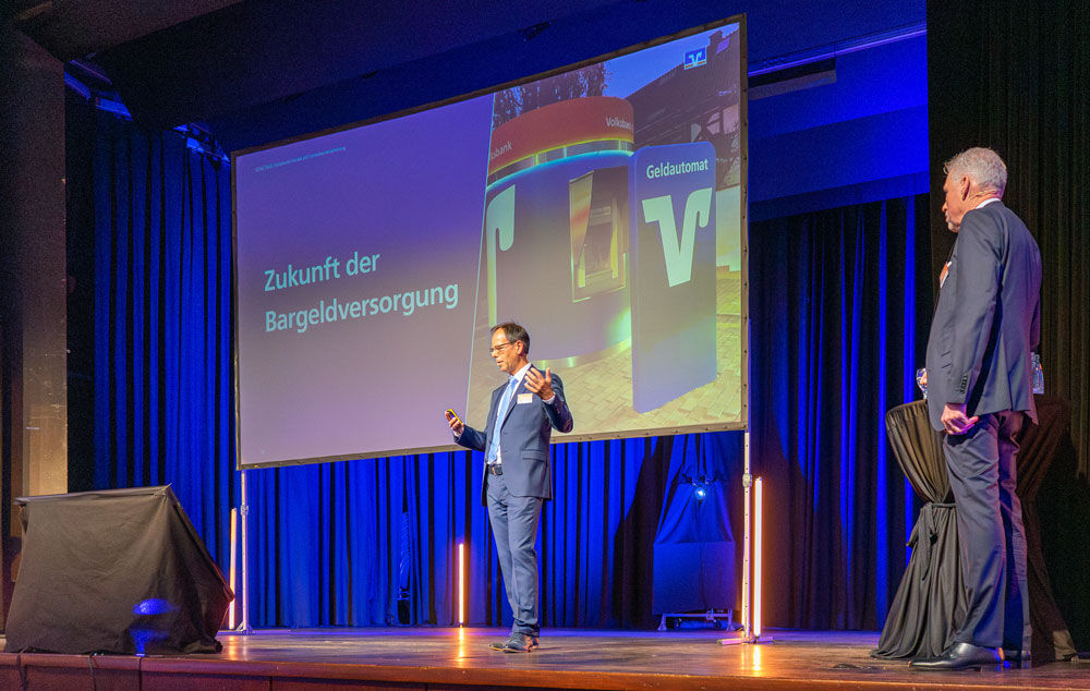 Präsentation durch den Vorstand Michael Willemse bei der Vertreterversammlung