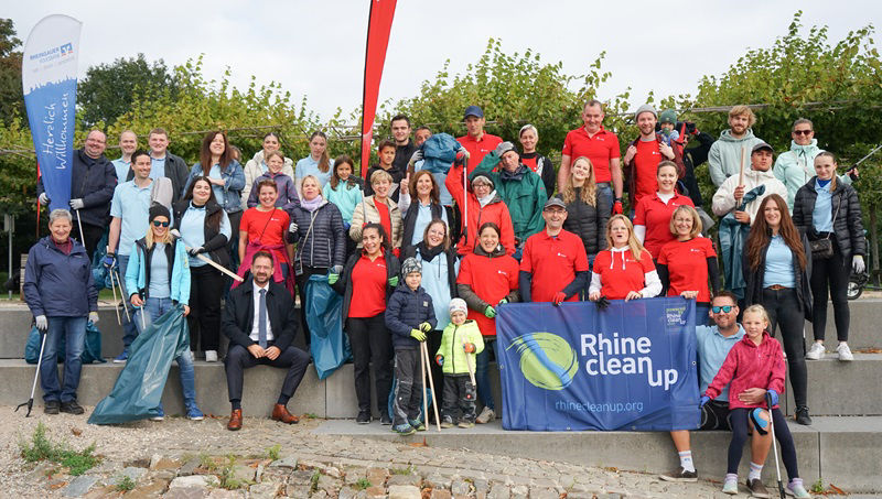 Alle freiwilligen Teilnemer des RhineCleanUps auf einem Gruppenbild