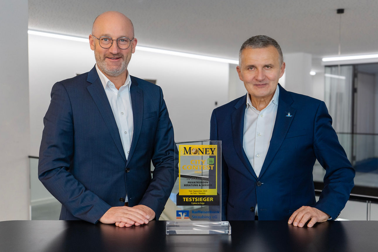 Michael Schießl und Rainer Haas mit der Auszeichnung Beste Bank vor Ort