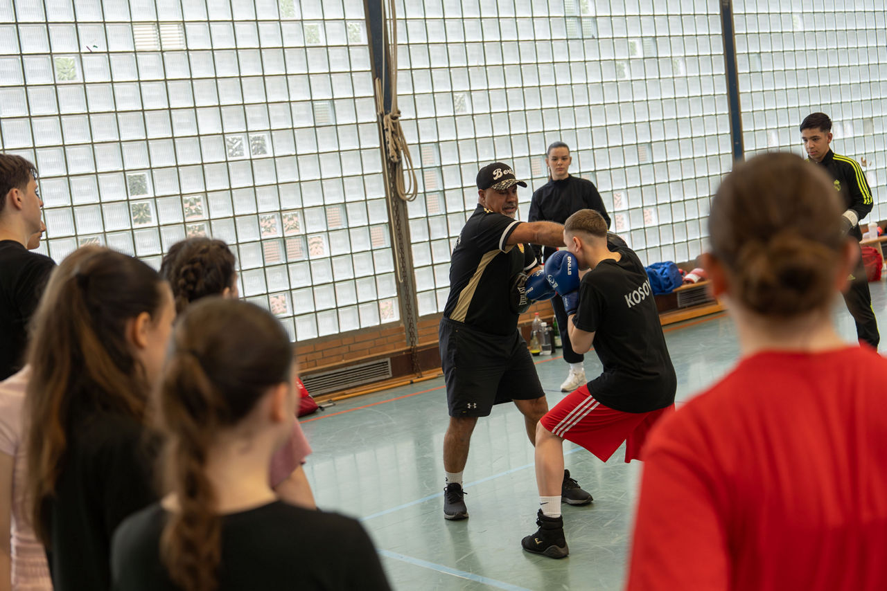 Kinder beim Boxunterricht in einer Sporthalle