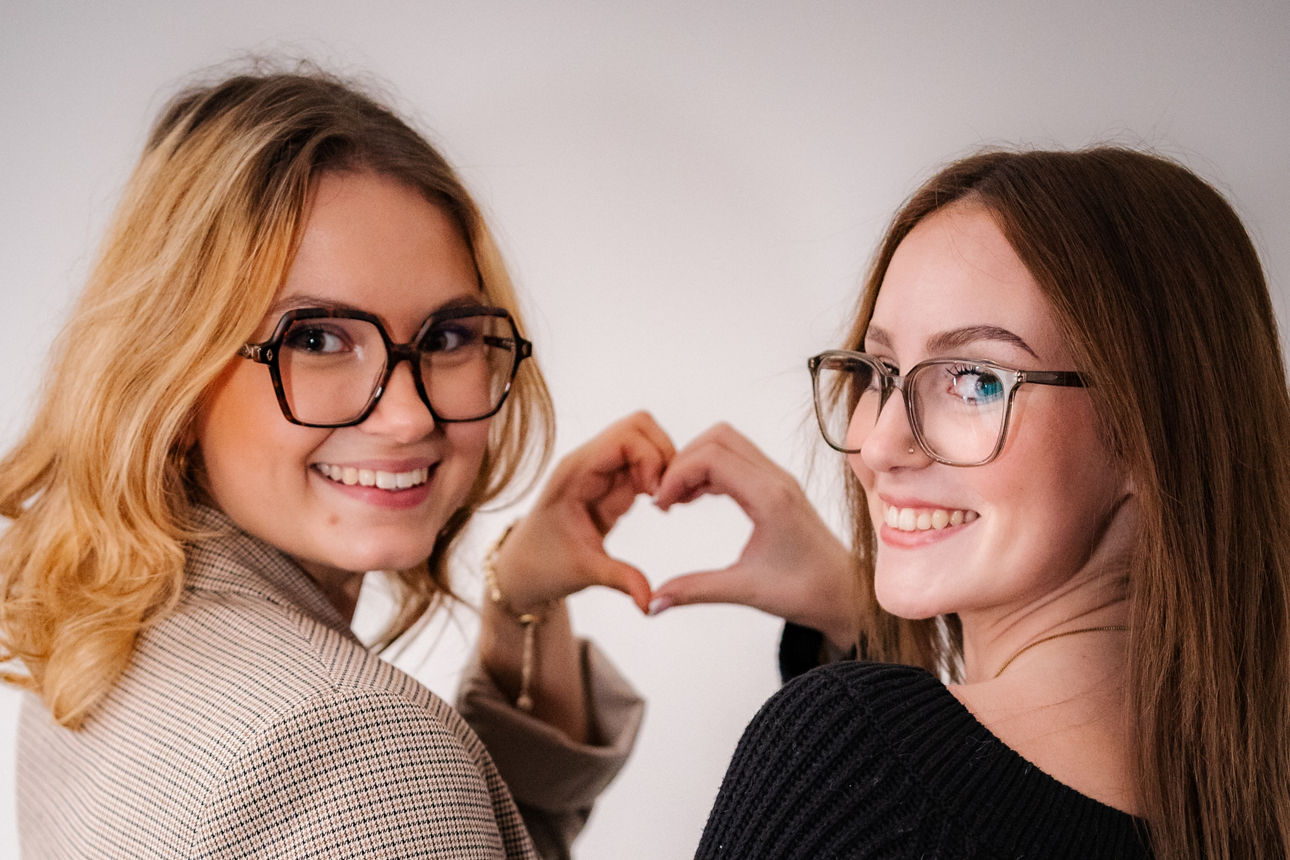 Auszubildende beim Videodreh vor einer Leinwand