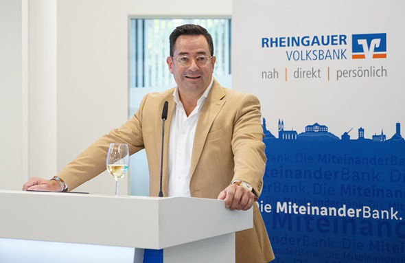 Herr Zeiselmaier, während er sich in seiner Rede an die Zuhörer wendet