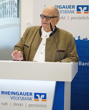 Jetzt nimmt  Hr. Prof. Dr. Schaller den Platz am Pult ein
