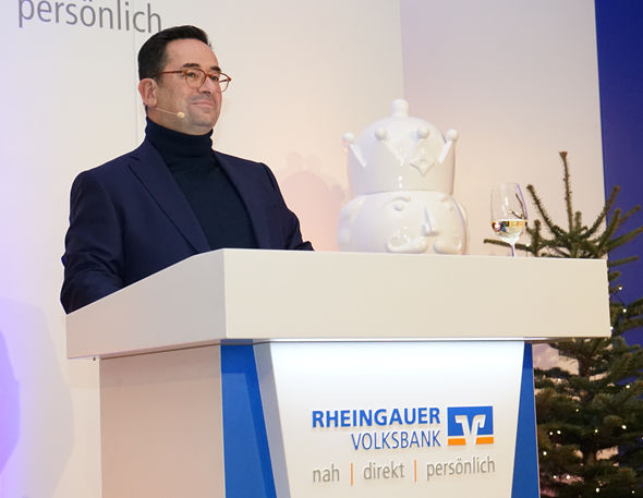 Der Vorstandsvorsitzende Adreas Zeiselmaier steht hinter einem Podium, um eine Ansprache zu halten