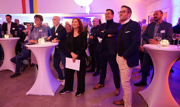 Eine Gruppe von Menschen schaut auf der Veranstaltung in die Ferne