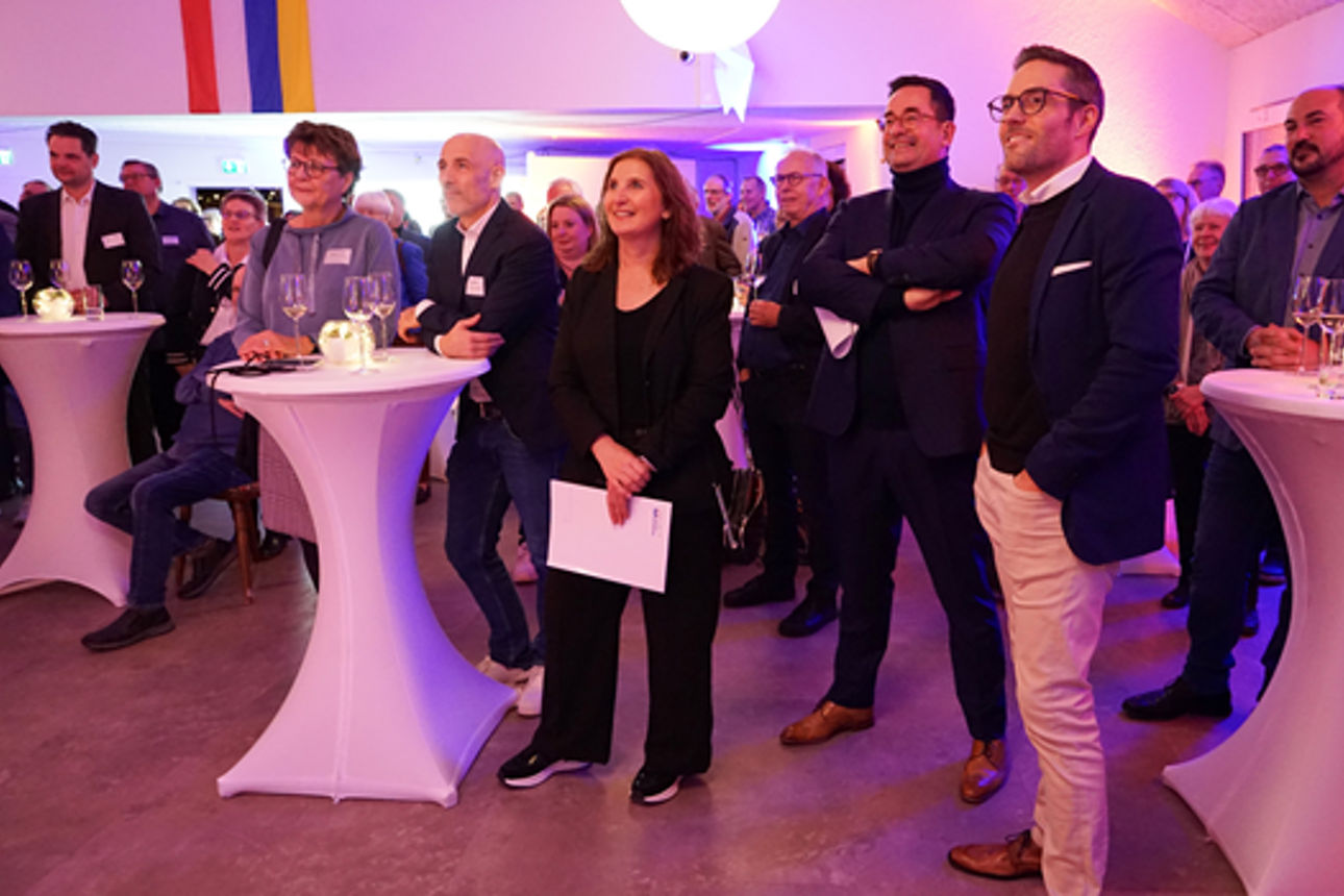 Eine Gruppe von Menschen schaut auf der Veranstaltung in die Ferne