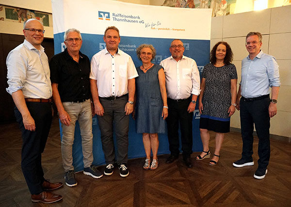 Unterschiedliche Gruppen von Menschen, die in einem gemeinsamen Raum vereint sind
