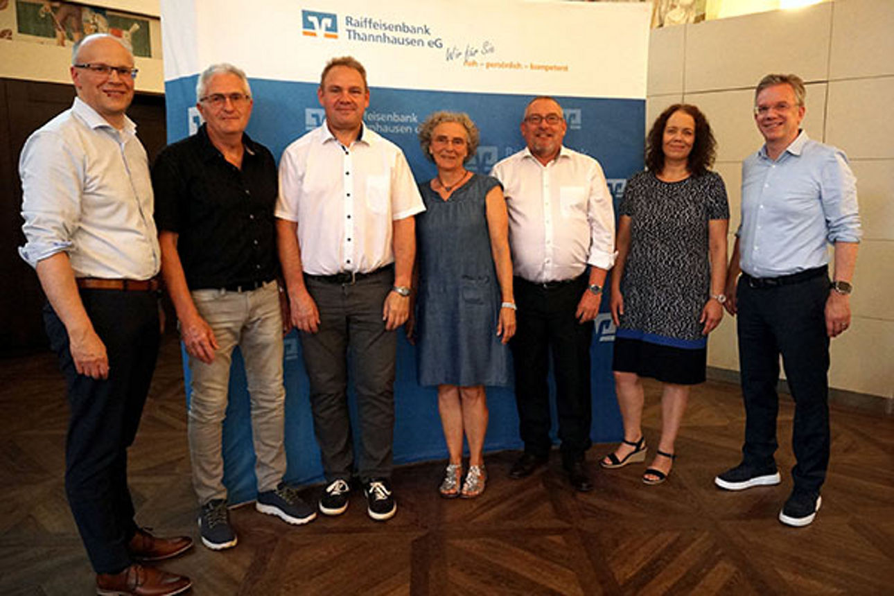 Unterschiedliche Gruppen von Menschen, die in einem gemeinsamen Raum vereint sind
