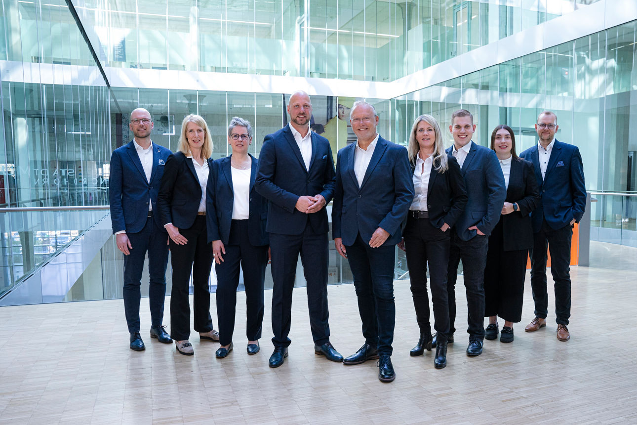 Das Team Freie Berufe und Institutionen (von links): Markus Werner, Verena Bloemen, Gisa Brink, Teamleiter Daniel Sandfort, B