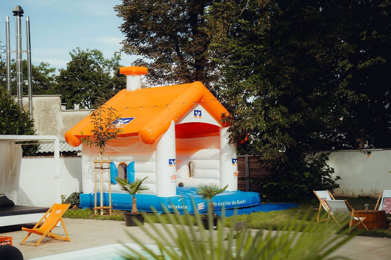 Hüpfburg im Garten