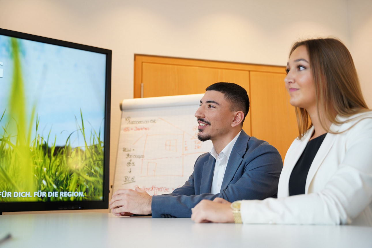 Zwei Auszubildende hören aufmerksam zu in einem Meeting