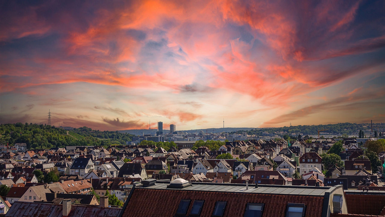 Abendsonne mit Blick über die Dächer von Zuffenhausen