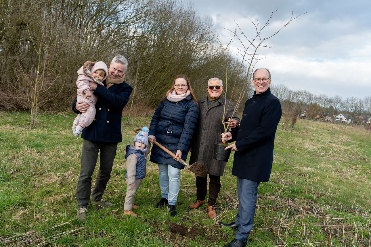 Aktion Babybäumchen trifft auf Volksbank Gen Genossenschaftsbank finanziert Pflanzaktion