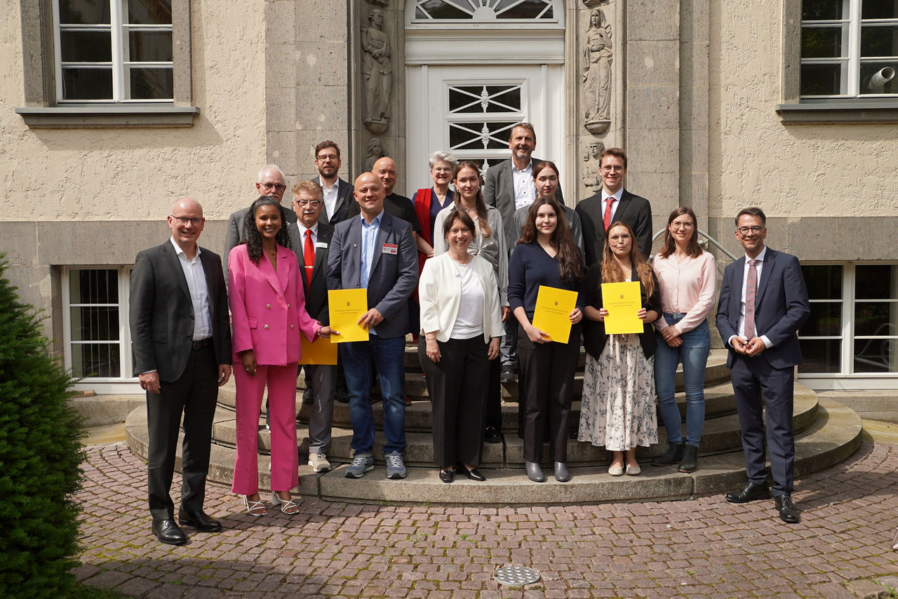 Gruppenbild der Preisträger:innen des Hessischen Präventionspreises 2025 mit Justizminister