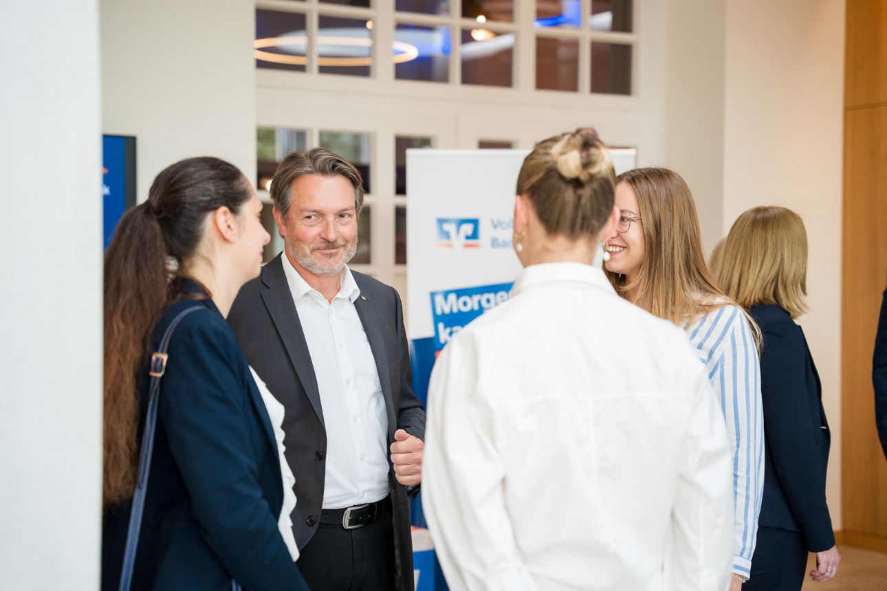 Gäste und Mitarbeitende im Gespräch