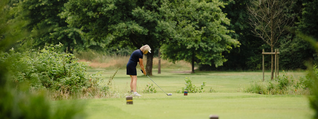 Golferin auf dem Platz