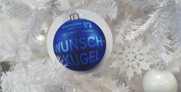 Eine Weihnachtsbaumkugel auf einem weißen Weihnachtsbaum mit der Aufschrift "Wunschkugel"