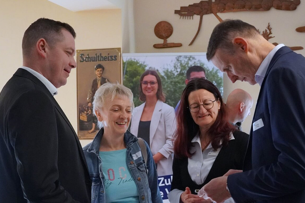 Vier gutgelaunte Menschen im Gespräch