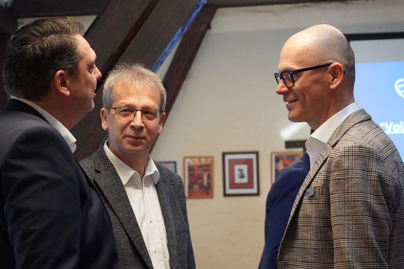 Drei Herren im Anzug im Gespräch