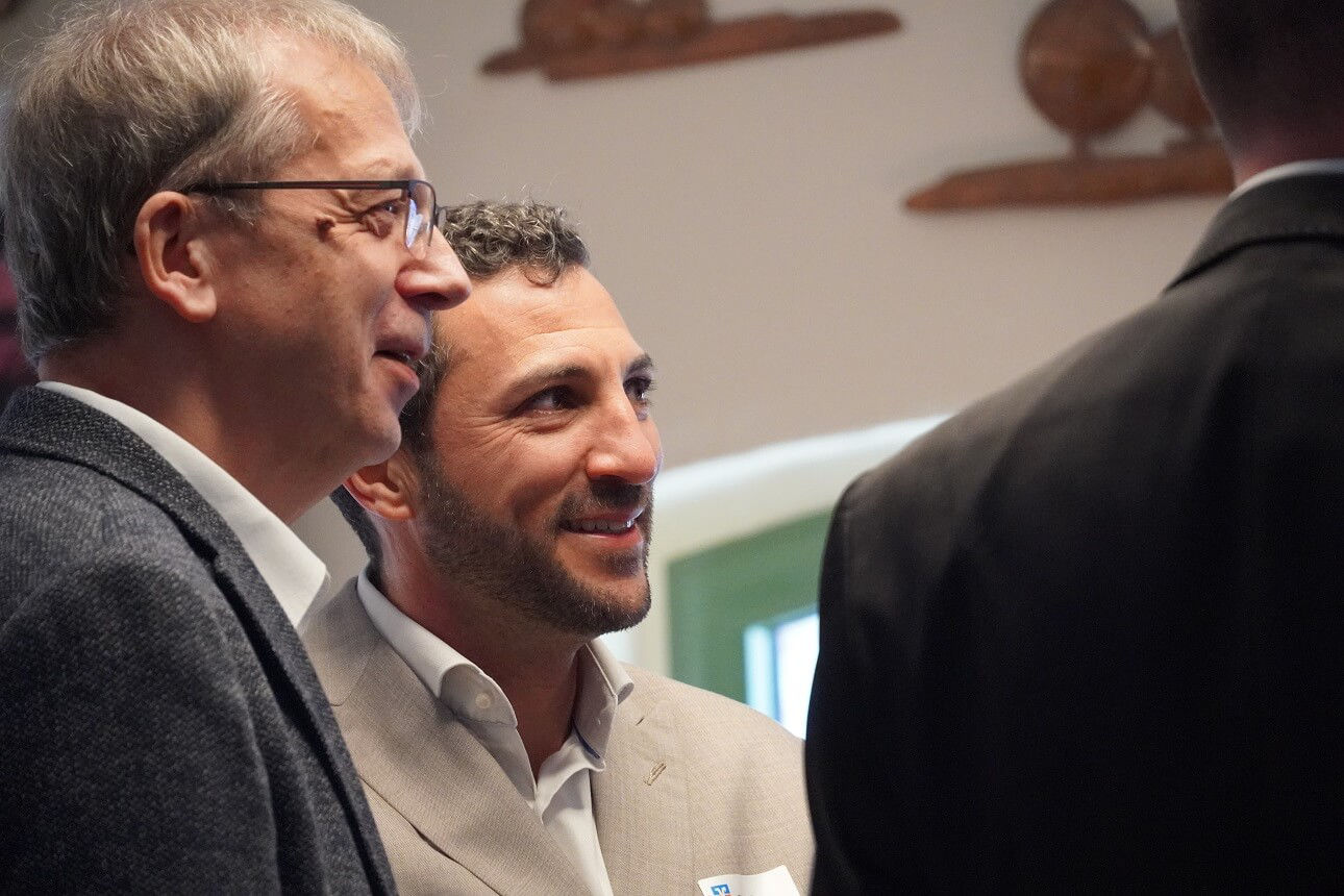 Drei Herren im Anzug im Gespräch