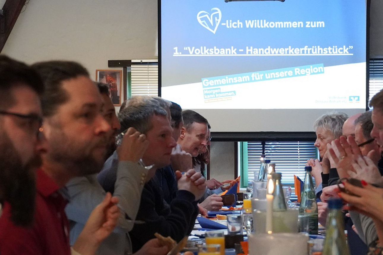 mehrere Menschen bei einem Businessfrüchstück