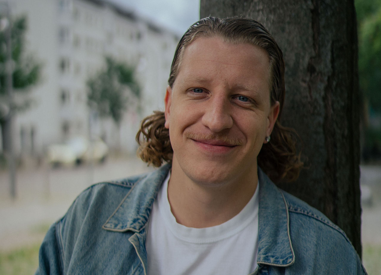 Frau überprüft ihr Onlinebanking mit unseres Girokontos