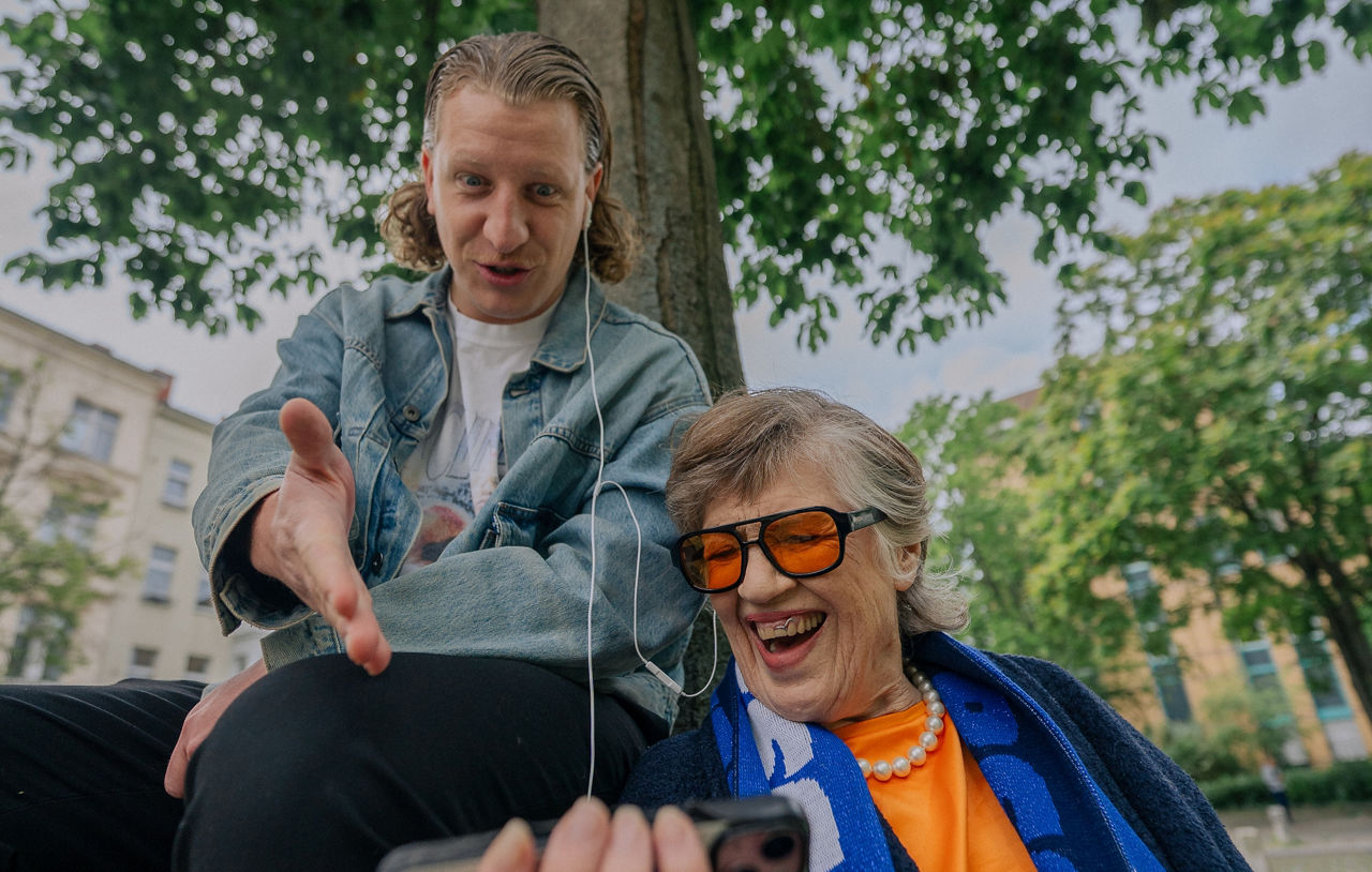 Frau auf dem Scooter freut sich
