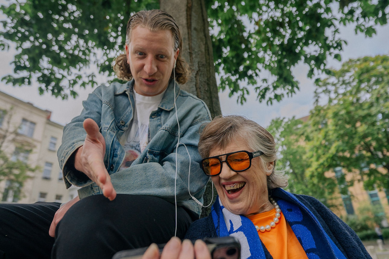 Frau auf dem Scooter freut sich