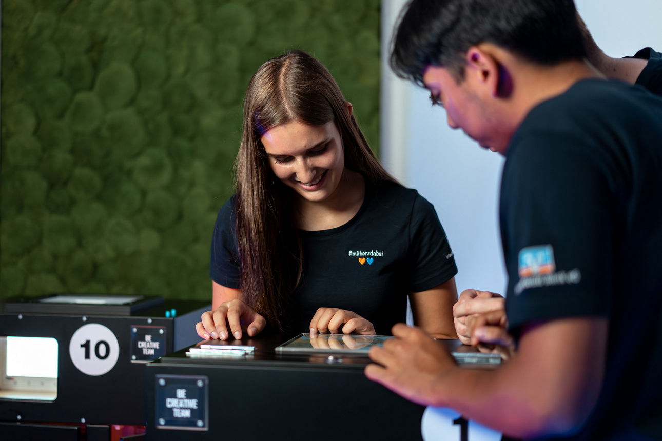 Personen lösen lächelnd ein Rätsel